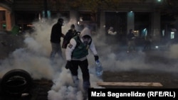 პარლამენტის მიმდებარე ტერიტორია, აქციის მონაწილეები ცდილობენ გაანეიტრალონ ცრემლმდენი გაზის კაფსულები, 4 დეკემბერი, 2024 წელი