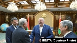 Олександр Лукашенко зустрівся зі спеціальним посланцем президента Трампа Кітом Келлогом у Мінську. Джон Коул, помічник Келлога, праворуч. Червень 2025 року