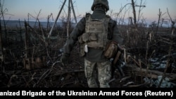 Український військовослужбовець йде по лінії фронту поблизу прифронтового міста Часів Яр. Донецька область, Україна, 26 жовтня 2025 року