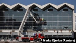 Železnička stanica u Novom Sadu, gde je u padu nadstrešnice poginulo 16 ljudi, postala je simbol korupcije u Srbiji u očima demonstranta koji mesecima protestuju protiv vlasti. Na fotografiji Železnička stanica dan posle nesreće, 2. novembar 2024.