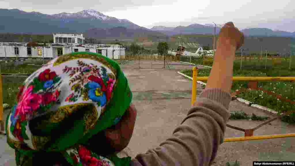 Аэропорт в Казармане, хоть и не принимает рейсы, работает. В здании аэровокзала постоянно проживает одна семья, которая охраняет объект. Сотрудники получают, как положено, заработную плату. &nbsp;