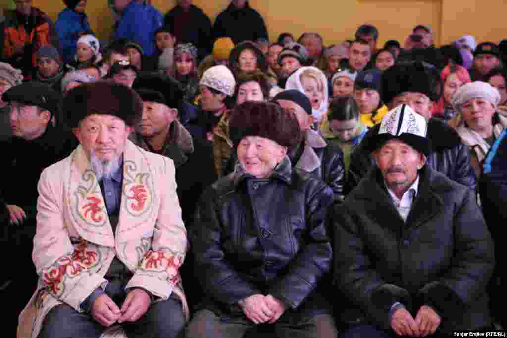 Фестивалдын расмий ачылышына келген жергиликтүү аксакалдар.