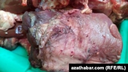 Aşgabadyň bazarlarynda Garaşsyzlyk baýramynda arzan bahadan satylan pes hilli et