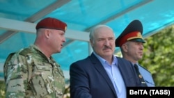 Alyaksandr Lukașenka, președintele Republicii Belarus, și ministrul de Interne din Belarus, Iuri Karayeu (în dreapta), inspectează trupele speciale ale Ministerului de Interne, la Minsk, 28 iulie 2020