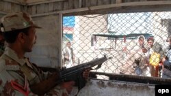 يو پاکستانی سرتېری پر چمن لار پهره کوي (انځور له ارشيفه) 