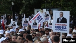 Armenia - Supporters of jailed businessman Samvel Karapetian rally in Yerevan, July 4, 2025.