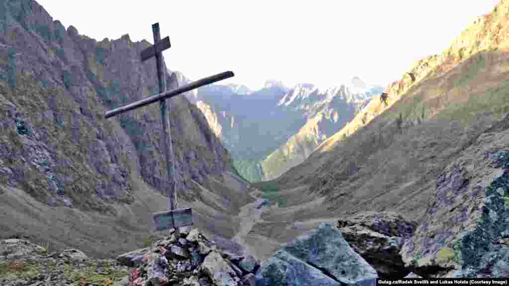 Бұрынғы советтік лагерьлердің орны. Тақтада "Ресейдің жаңа құрбандары" деп жазылған
