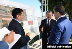 Өзбекстандын президенти Шавкат Мирзиёев (ортодо) ишкер Ачылбай Раматов менен (оңдо). 2019-жыл.