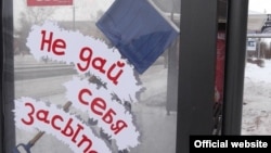 Снегоуборочная лопата на остановке в Усть-Каменогорске. Фото с сайта акимата Усть-Каменогорска.   