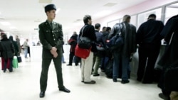 Häkimiýetler ýurda dolanýanlary aeroportda soraga çekýär, käte surat esasynda çaklama ýöredýär