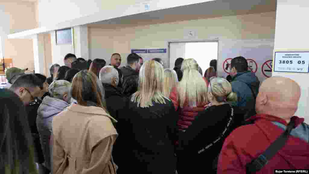 Qytetarët në Mitrovicën e Veriut presin rendin për të votuar në një qendër votimi të vërshuar nga një numër i madh votuesish qysh në orët e hershme të mëngjesit të 12 tetorit 2025. 