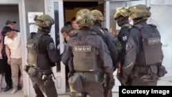 Москва шаарында мигранттарга каршы рейддин видеосунан алынган скриншот.