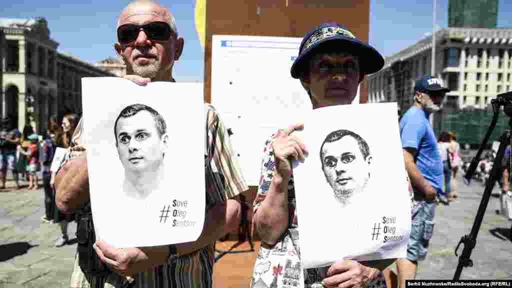 Сестра Сенцова Наталія Каплан розповіла, що брату в російській колонії Олегу кожен день вливають літр глюкози. &laquo;Він блідий, втрачає зуби, втрачає волосся&raquo;, &ndash; зазначила вона