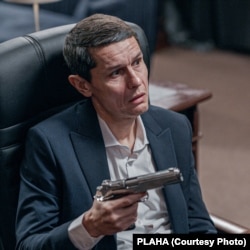 Iulian Postelnicu îl interpretează pe Vlad Plaha.