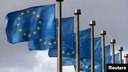 Եվրամիության դրոշնեը Բրյուսելում Եվրահանձնաժողովի կենտրոնակայանի դիմաց, արխիվ