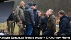 Прем’єр-міністр Польщі Дональд Туск (другий праворуч) раніше заявив, що вибух був спричинений «безпрецедентним актом диверсії»