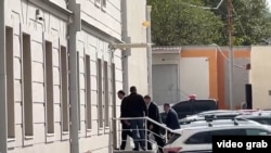 საქართველოს ყოფილი პრემიერი და თავდაცვის მინისტრი სასამართლოში უკანა შესასვლელიდან შევიდა.