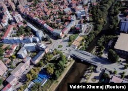 Qeveria e Kosovës synon t’i ndërtojë dy ura në të dy krahët e urës kryesore mbi lumin Ibër, të cilat do ta lidhnin Mitrovicën Veriore të banuar me shumicë serbe me Mitrovicën Jugore të banuar me shumicë shqiptare.