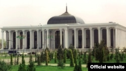  Türkmen parlamentiniň binasy