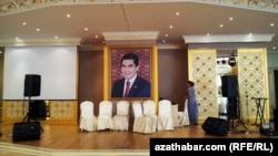 Türkmenistanda bir toý mekanynda diwardan asylan prezident portreti