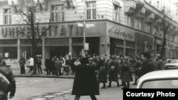 Imagine istorică a Revoluției de la Cluj-Napoca. Pe 21 decembrie, Călin Nemeș și-a dezgolit pieptul în fața militarilor și a strigat: „Trageţi, am o singură inimă!”. Călin și-a luat viața în 1993. Schimbarea pentru care fusese gata să moară nu venise.