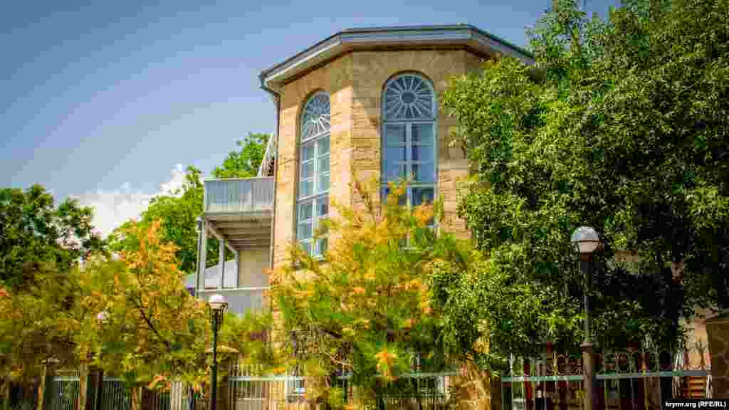 А ось і сам будинок-музей Максиміліана Волошина, який він будував у 1903-1913 роках разом зі своєю матір'ю Оленою Глазер