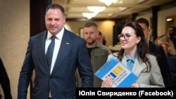 Юлія Свириденко (праворуч), якій президент запропонував очолити уряд, та очільник Офісу президента України Андрій Єрмак (ліворуч)