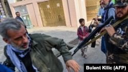 یک نیروی امنیتی طالبان یک عکاس را اجازه نمی دهد که از جریان اعتراضات زنان در کابل عکس بگیرد. آرشیف