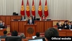 Сооронбай Жээнбеков выступает с обращением в Жогорку Кенеше. 11 апреля 2019 года. 