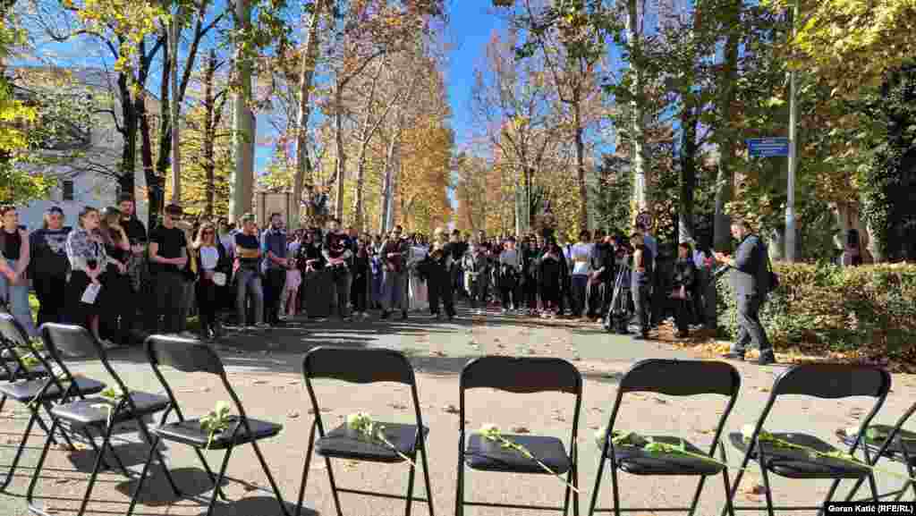 U Banjaluci u Bosni i Hercegovini je takođe održan komemorativni skup. Nekoliko stotina građana okupilo se na univerzitetskom kampusu kako bi 16-minutnom tišinom odali počast stradalima. Ispred zgrade univerzitetskog Rektorata, postavljeno je 16 praznih stolica sa 16 belih ruža u znak sjećanja na stradale, 1. novembar 2025.