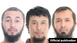 Кыргызстандык Атабек Абдуллаев (ортодо) жана аны менен чогуу кармалган Өзбекстандын жарандары  Бахтиер Умаров (солдо), Фархад Ташмухаммедов (оңдо).