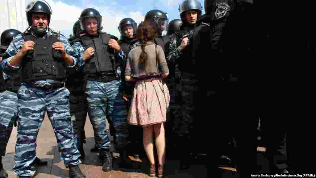 Силовики з підрозділу &laquo;Беркут&raquo; і учасниця &laquo;Мовного майдану&raquo;. Київ, 4 липня 2012 року