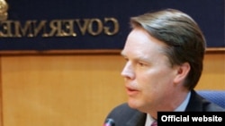 نیکلاس برنز به ایران پیام داد راه انزوا را انتخاب نکند.