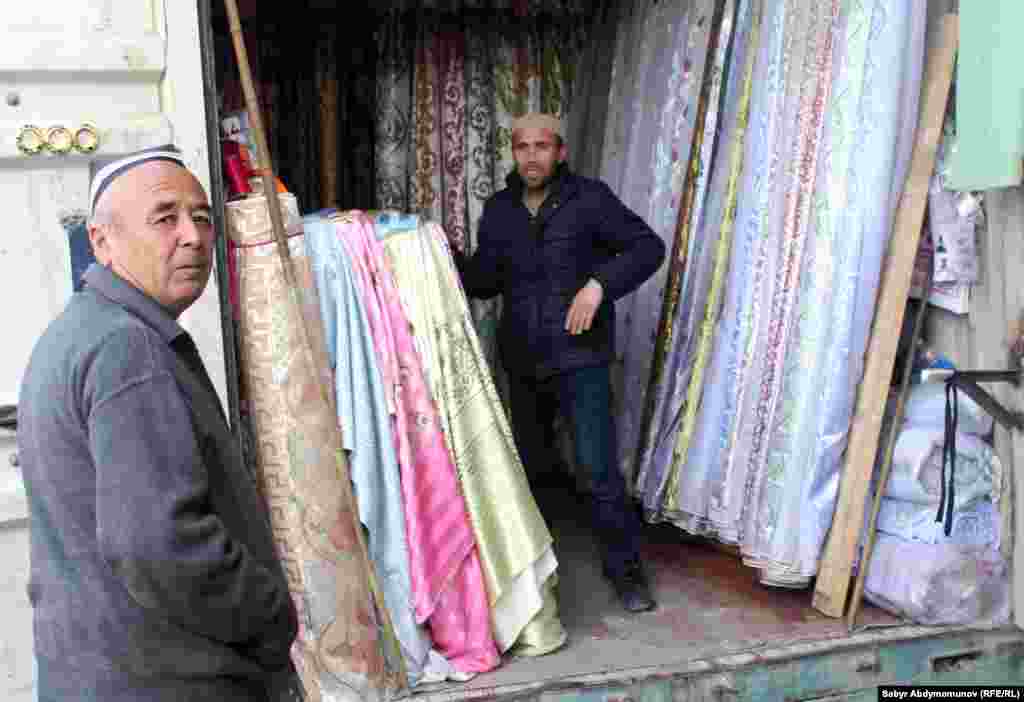 На рынке "Атуш" причину плохой торговли видят в закрытии границ с соседними странами после приграничных инцидентов в Баткенской области.