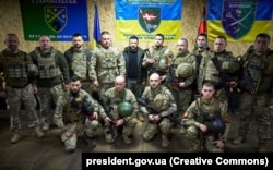 Президент України Володимир Зеленський (посередині) із військовими під час поїздки до прифронтового Куп’янськ на Харківщині, 18 листопада 2024 року