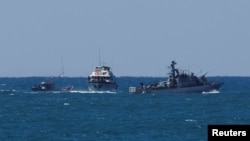 Nave ale marinei israeliene escortează o navă a Flotilei Global Sumud către portul Ashdod, după ce Israelul a interceptat navele care urmăreau să ajungă în Gaza cu ajutoare umanitare. 2 octombrie 2025. 