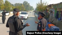 د خيبر پښتونخوا په باجوړ کې پوليس د خلکو تلاښي اخلي ـ انځور له ارشيفه