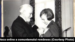 ianuarie, 1979: Ștefan Voitec o decorează pe Elena Ceauşescu, membru CPEx al C.C. al P.C.R., pentru activitate îndelungată în mişcarea muncitorească revoluţionară. Sursa: Fototeca online a comunismului românesc; cota:1/1979