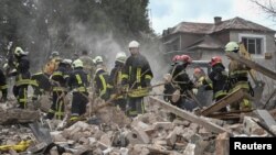 Все, що залишилося внаслідок російського удару по приватному будинку, у якому загинула ціла родина. Лапаївка, Львівська область. 5 жовтня 2025 року