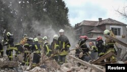 Рятувальники працюють на місці російського удару на Львівщині, 5 жовтня 2025 року 