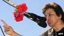 ირანელი უფლებადამცველის, შირინ ებადის საპროტესტო გამოსვლა ირანში ჩატარებული არჩევნების შედეგებზე, ბრიუსელში, ევროპარლამენტის წინ, 2009 წელი, იანვარი