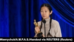 Хлоя Чжао "Мыкты режиссер" номинациясында "Оскар" сыйлыгын алып жаткан учур. 25-апрель, Калифорния.
