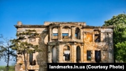 Архітектурний комплекс садиби Дубецьких-Панкеєвих містить палац, парк, рештки фонтану