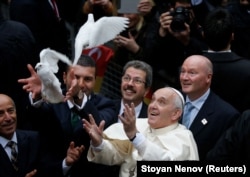 Папа Римский выпускает в небо белого голубя перед вознесением молитвы в храме Святого Духа. Стамбул, 2014 год