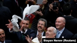 Папа римский выпускает в небо белого голубя перед вознесением молитвы в храме Святого Духа. Стамбул, 2014 год