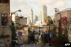 Par šeta sa svojim psom u Tel Avivu 24. juna 2025. godine, nakon primirja između Izraela i Irana.