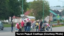 Сход прыхільнікаў перамен у Пружанак каля «прыпынку перамен» у жніўні