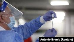 Unele persoane nu dezvoltă anticorpi după vaccinarea anti-COVID. Prospectul tuturor vaccinurilor avertizează că vaccinarea este ineficientă în privința unui procent de circa 5% dintre pacienți. Dar există și explicații care țin de organismul celor vaccinați.