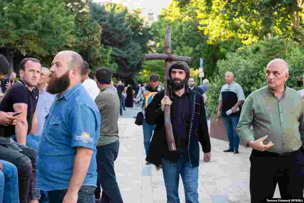 Еще один популярный атрибут акции &ndash; крест