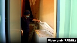 Një frigorifer në Klinikën e Gjinekologjisë ku po vendosen placentat.